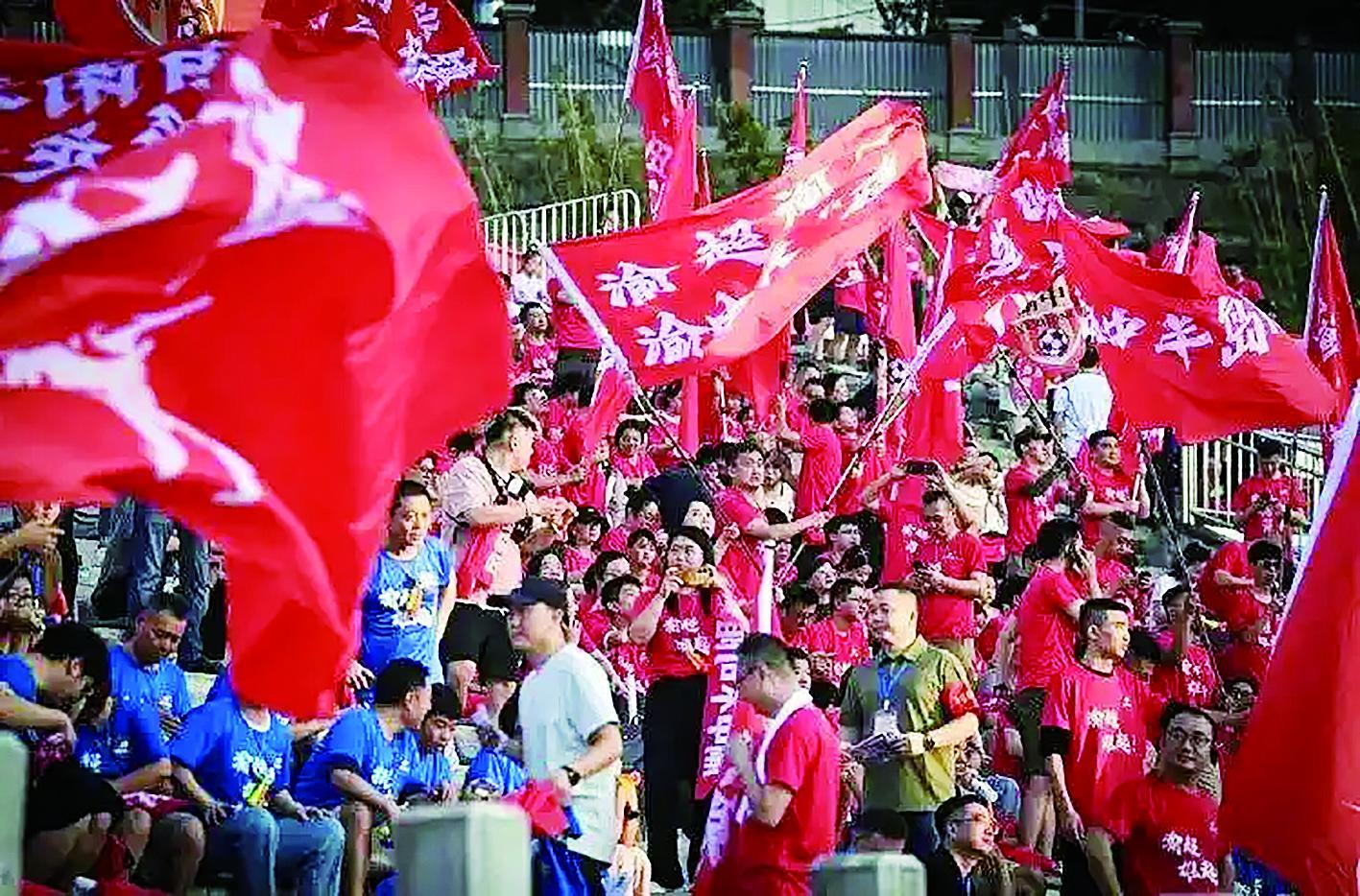 皇马球迷集体前往球场,呐喊助威(皇马球迷集体前往球场,呐喊助威视频) 皇马球迷集体前往球场,呐喊助威(皇马球迷集体前往球场,呐喊助威视频)