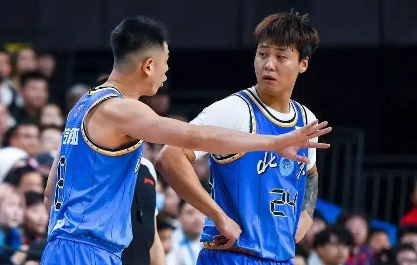 C7娱乐-篮球比赛中出现判罚争议，裁判成焦点